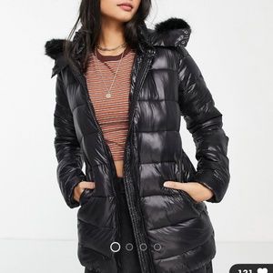 Elegant Black Puffer Coat with Faux Fur Trim